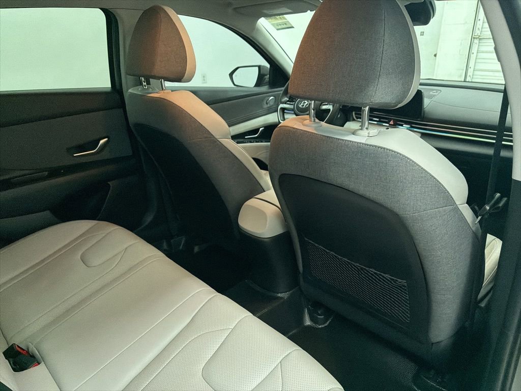 Used 2023 Hyundai Elantra Limited image 25