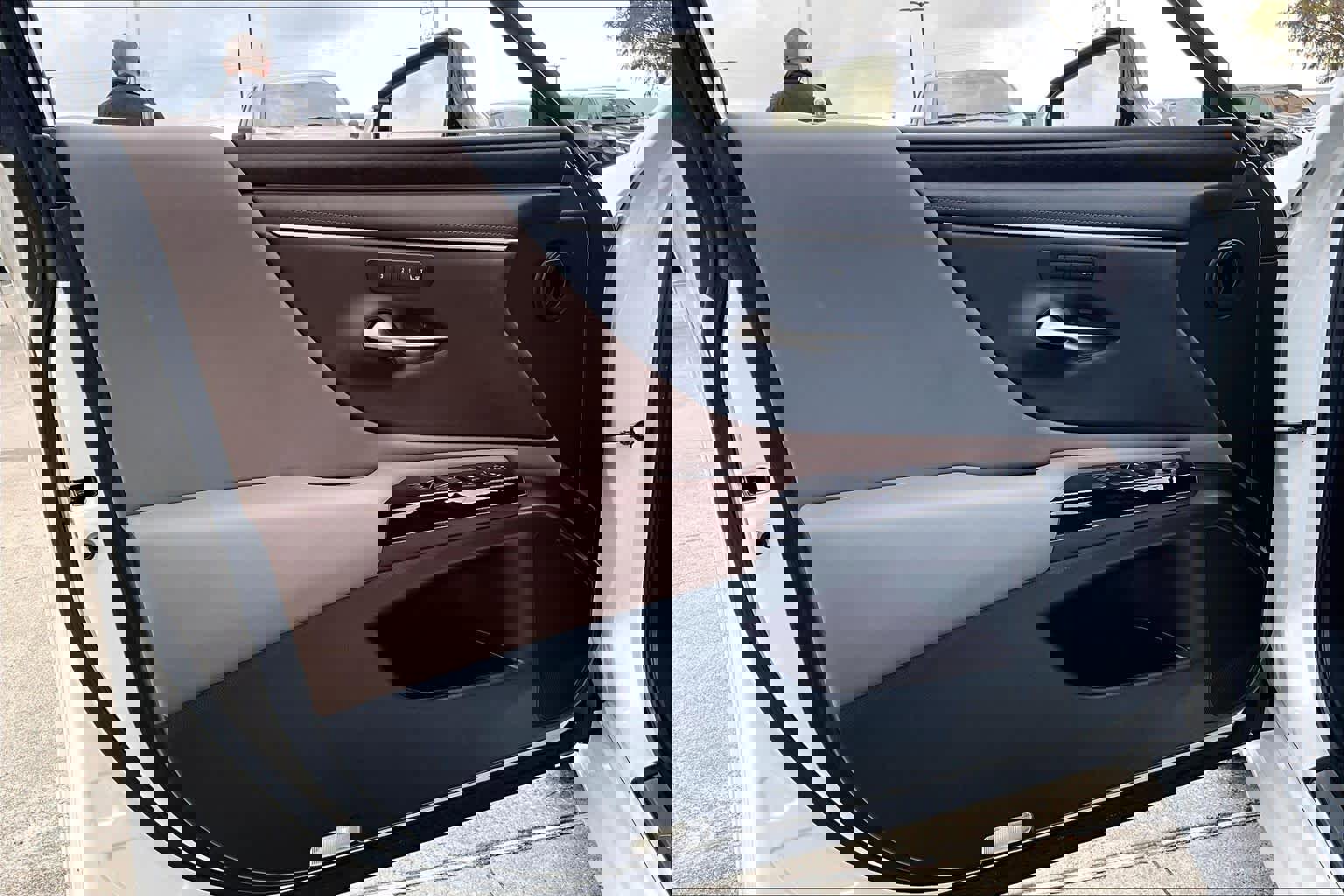 Used 2024 Lexus ES 300h w/ Premium Package image 18