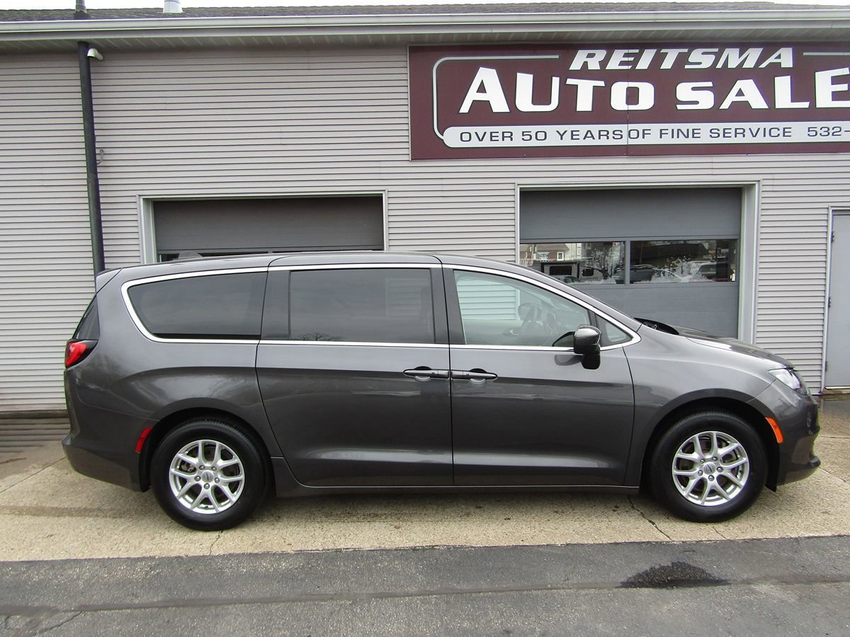 Used 2022 Chrysler Voyager LX FWD image 2