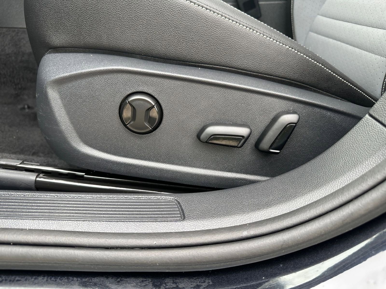 Used 2025 Volkswagen Jetta SE image 23