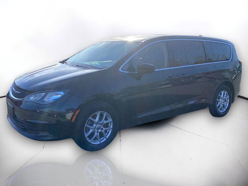 Used 2020 Chrysler Voyager LX image 2