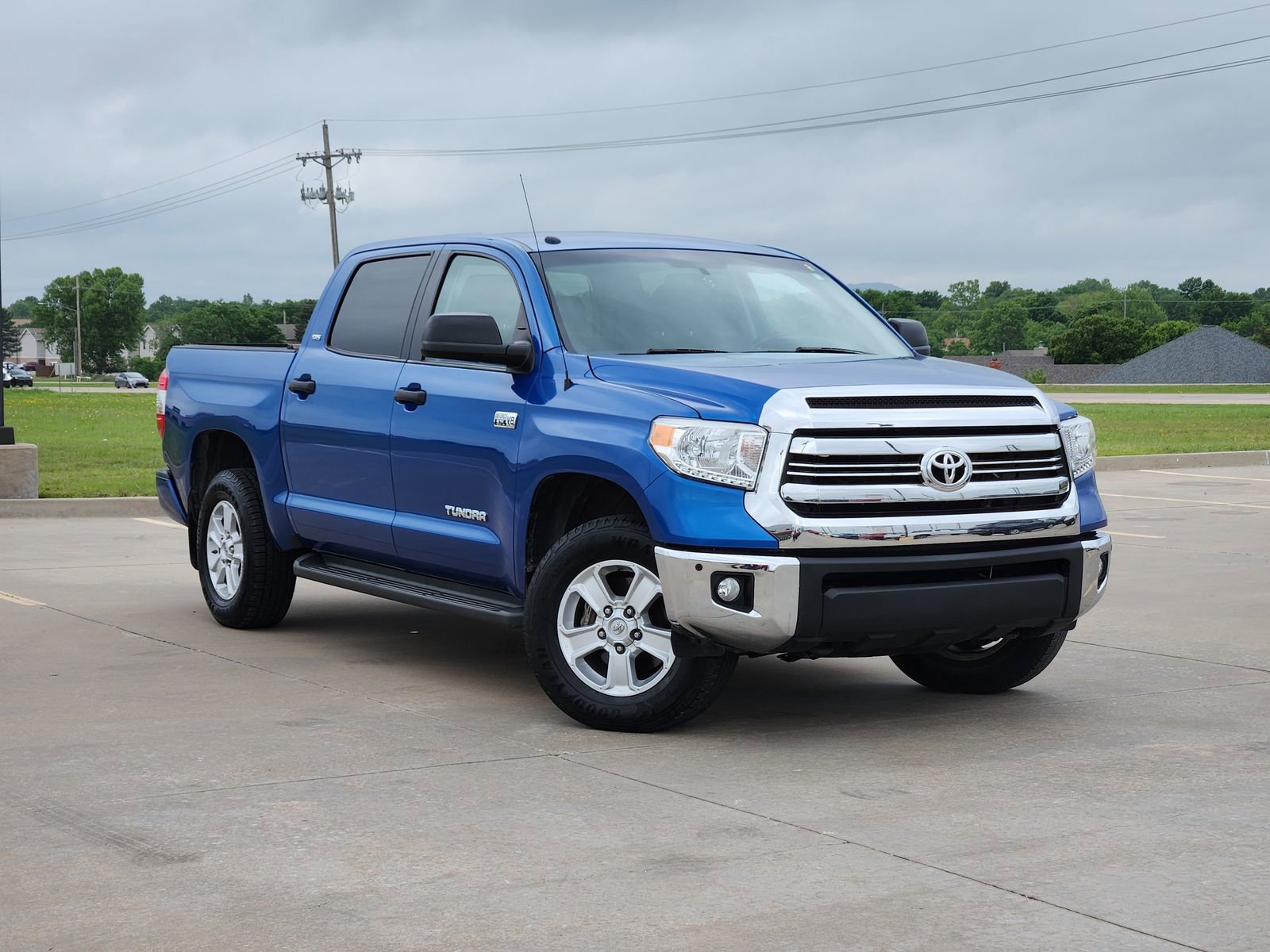 Used 2017 Toyota Tundra SR5 AWD/4WD image 1