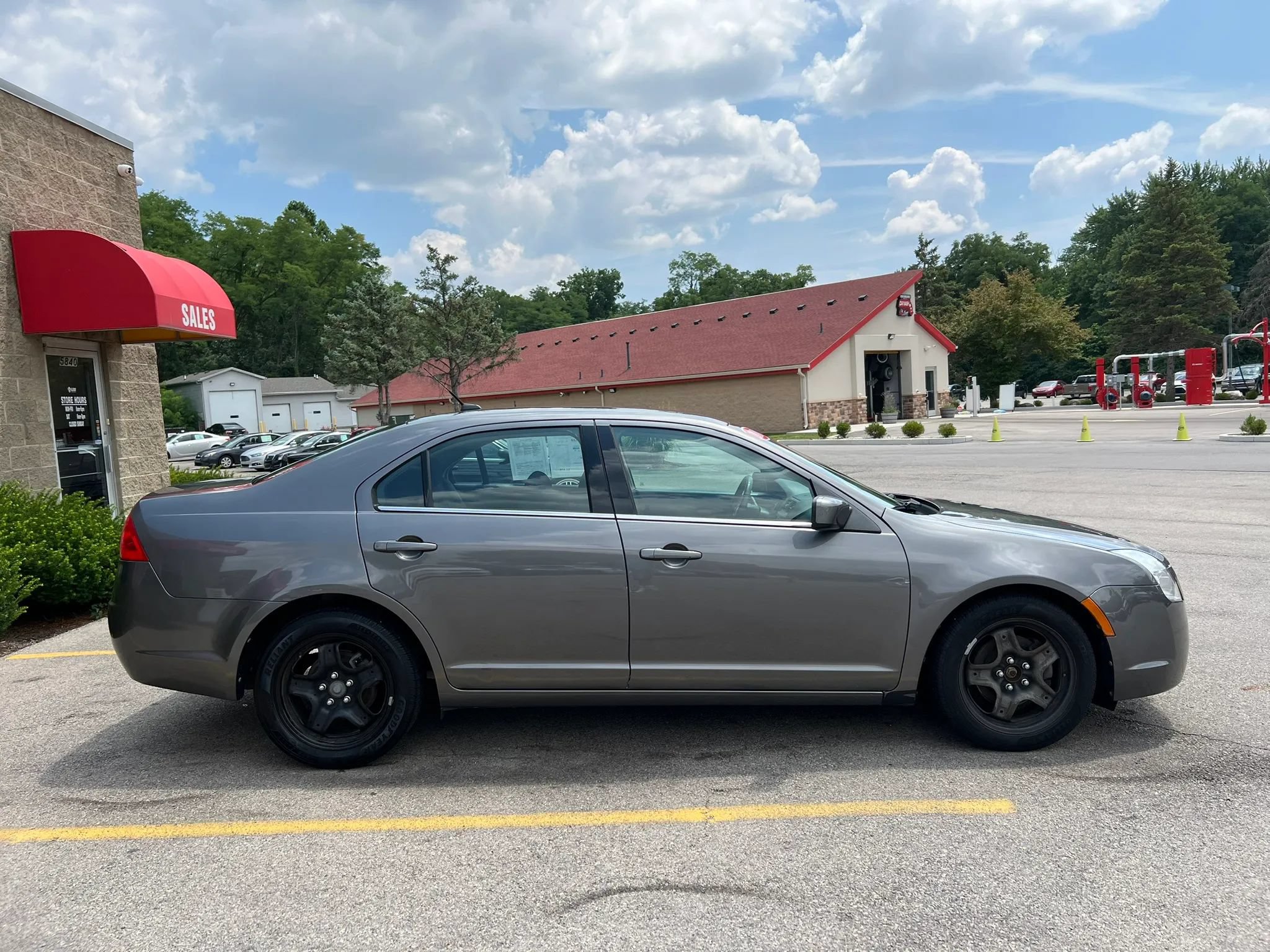 Used 2010 Mercury Milan FWD image 4