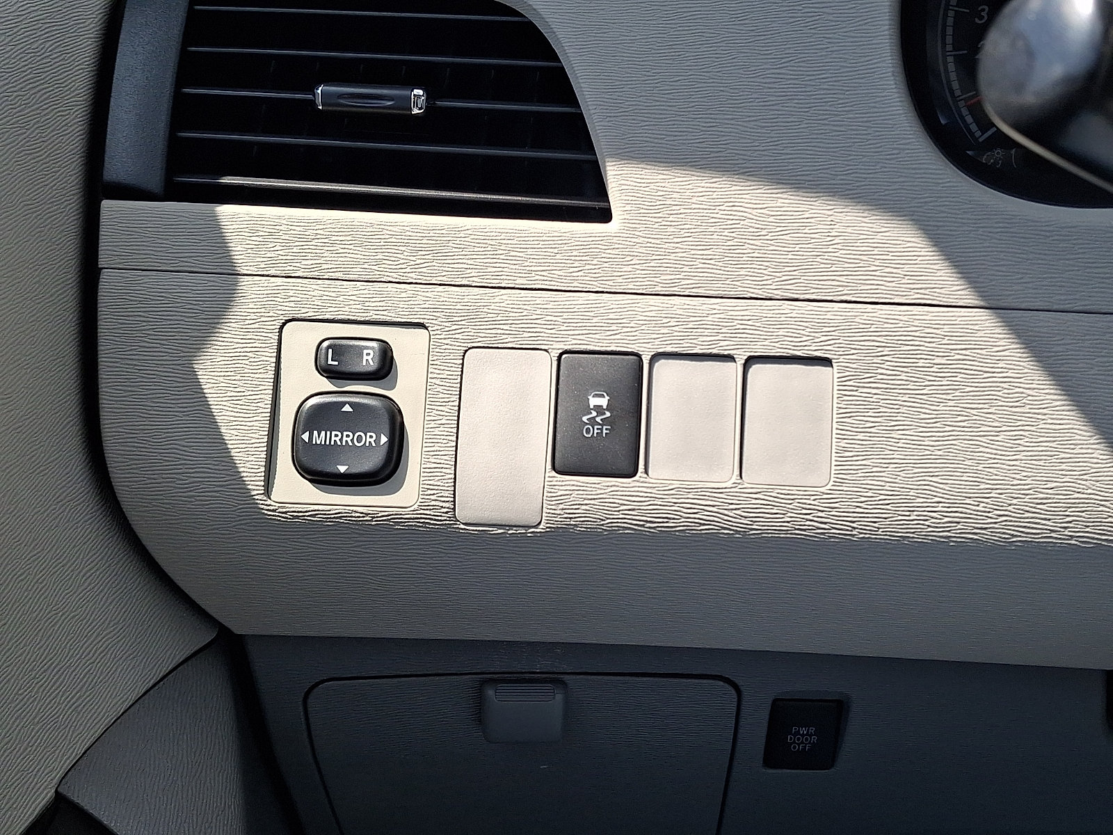 Used 2012 Toyota Sienna LE w/ Towing Pkg FWD image 26