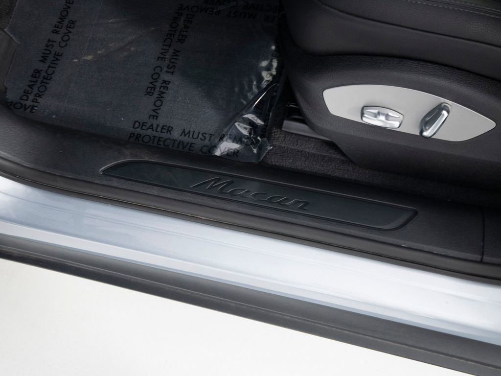 Certified 2025 Porsche Macan image 23
