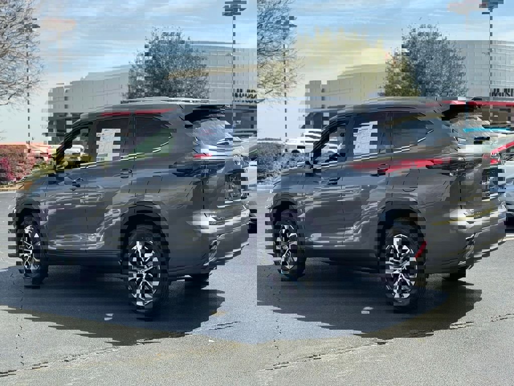 Certified 2024 Toyota Highlander XLE image 10