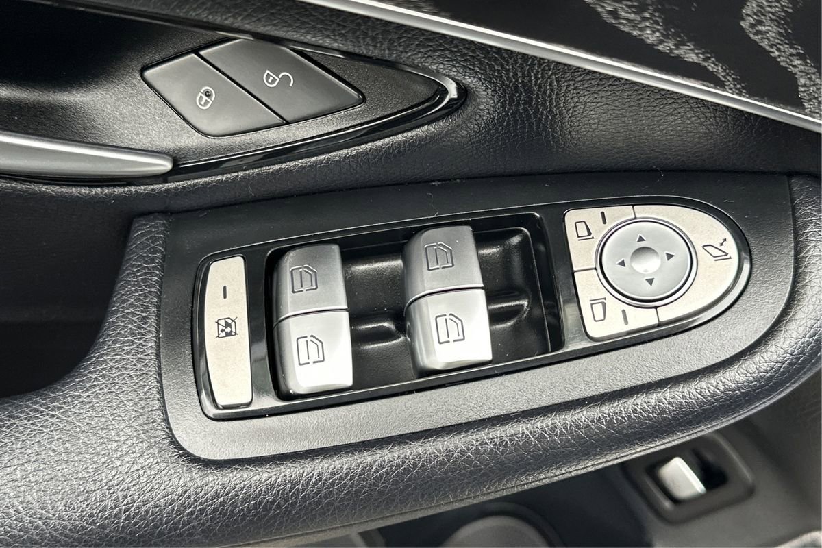 Used 2018 Mercedes-Benz GLC 300 w/ Premium Package image 40