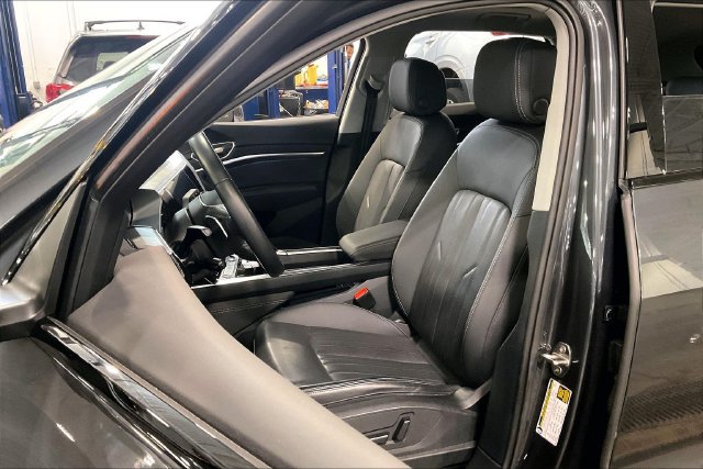 Used 2024 Audi Q8 e-tron Premium Plus AWD/4WD image 25