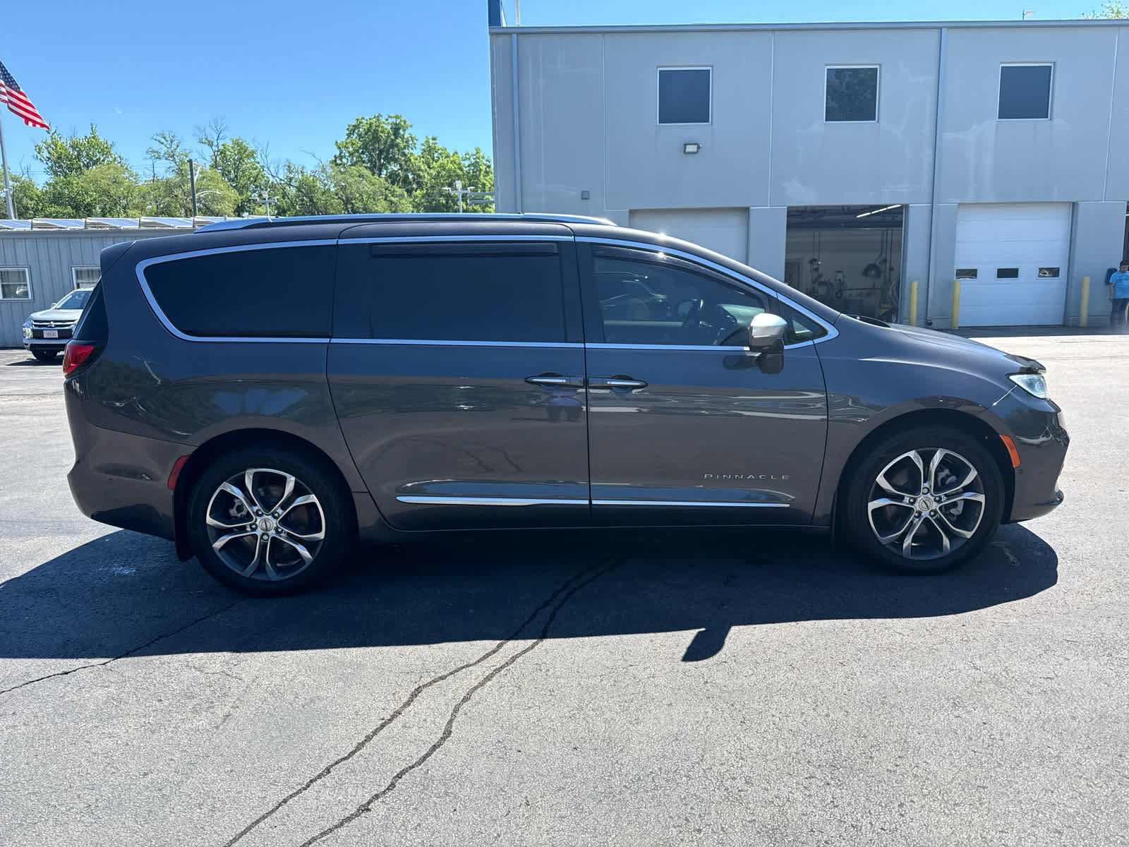 Used 2021 Chrysler Pacifica Pinnacle AWD/4WD image 2