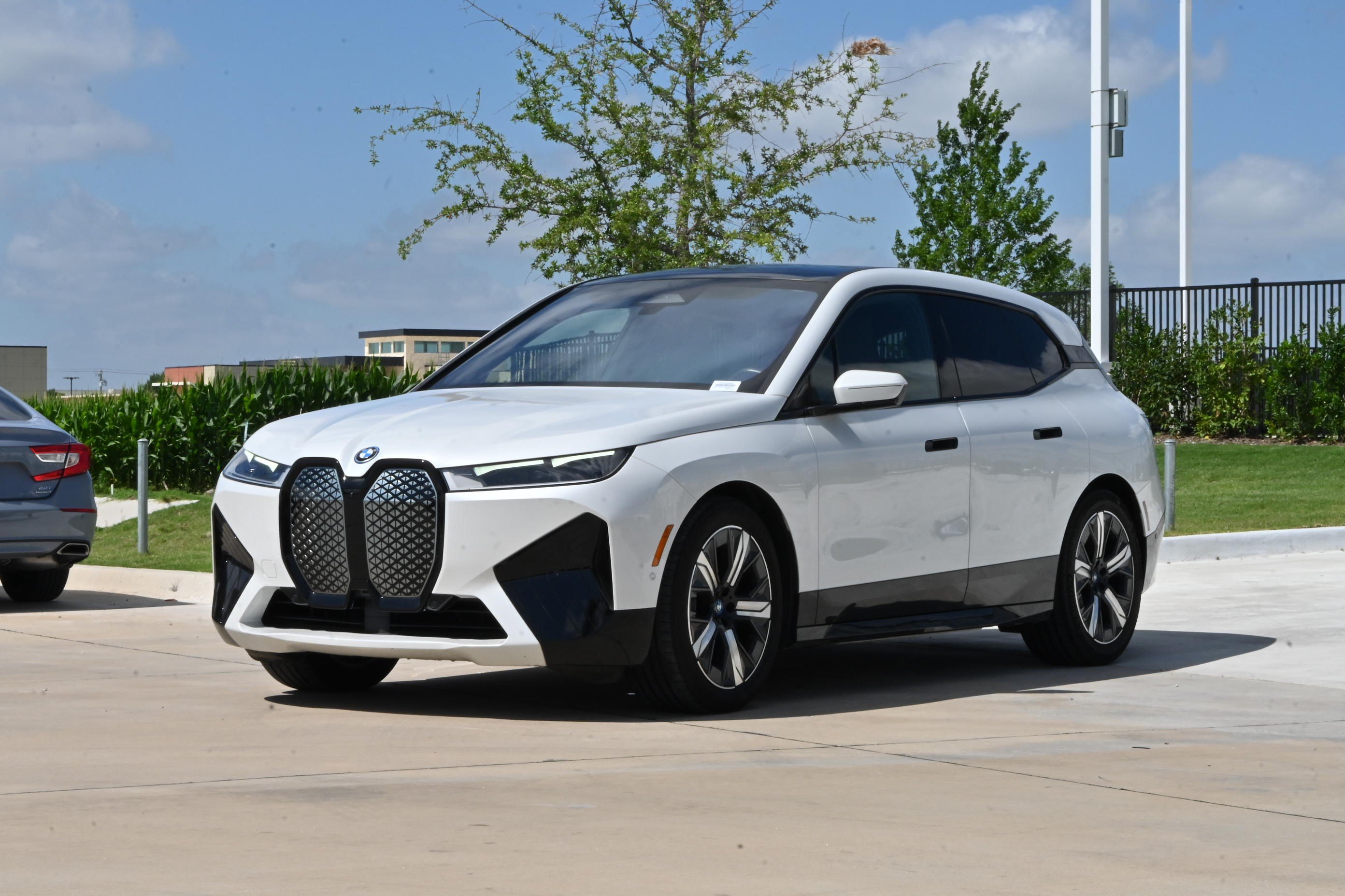 Certified 2023 BMW iX xDrive50 w/ Premium Package AWD/4WD image 5