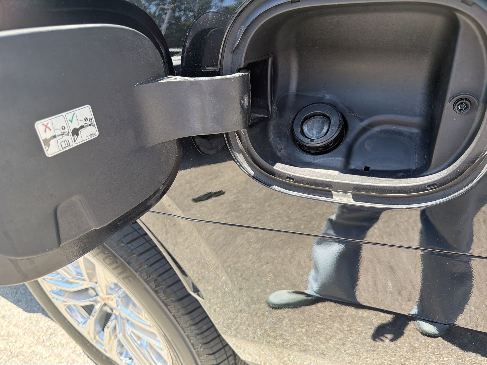 Used 2023 GMC Yukon SLE w/ Gmc Pro Safety Plus Package RWD image 19