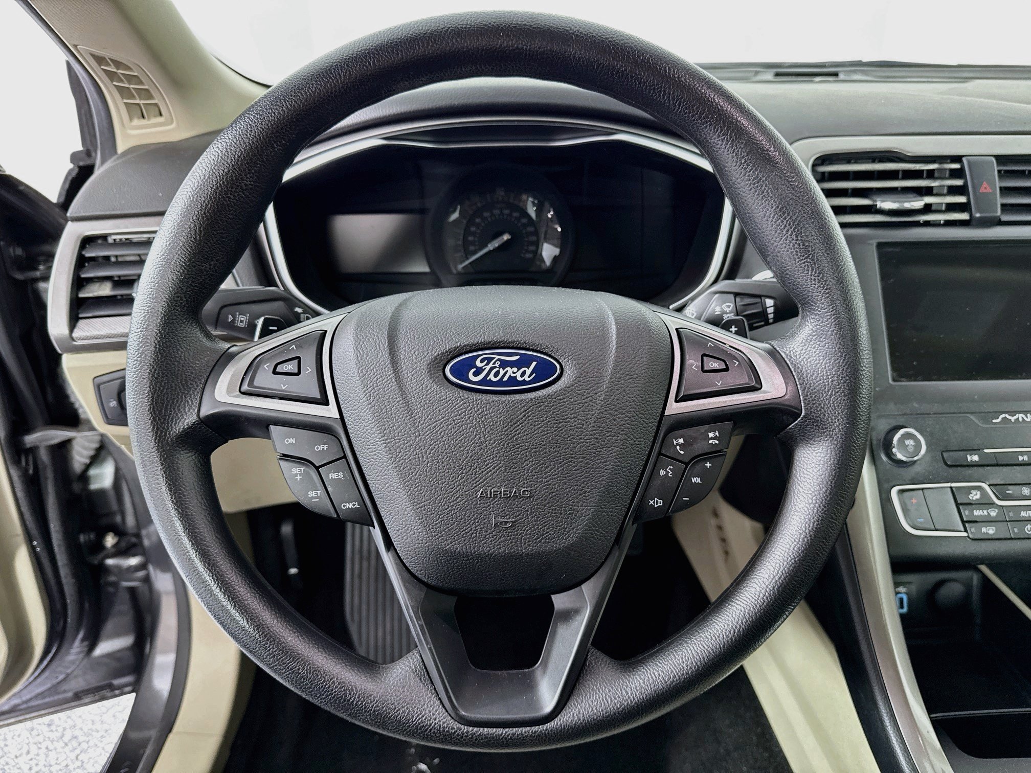 Used 2019 Ford Fusion SE FWD image 11