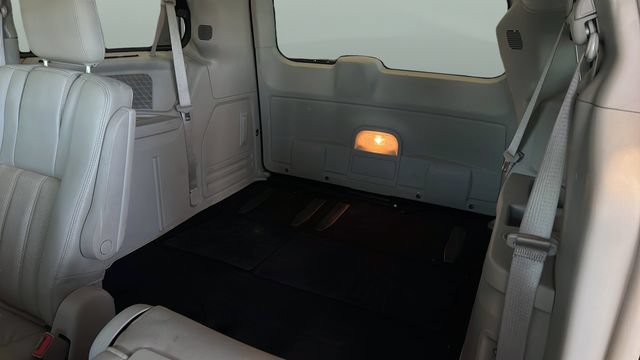Used 2011 Chrysler Town & Country Touring-L w/ Entertainment Group #2 FWD image 18