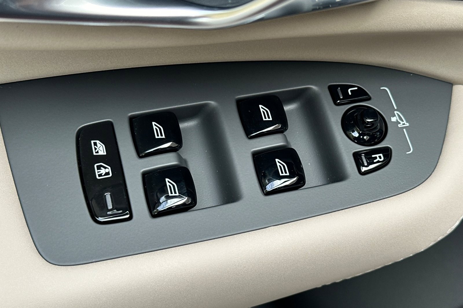 New 2026 Volvo XC90 B6 Plus w/ Protection Package Premier image 15