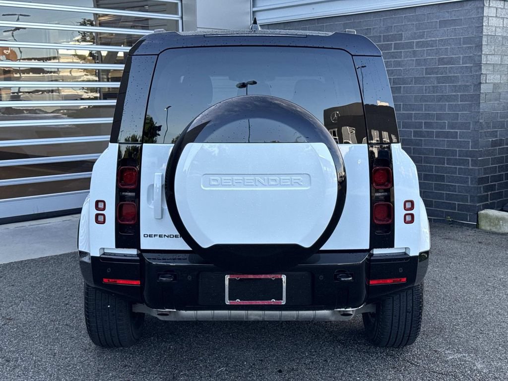 Certified 2025 Land Rover Defender 110 X-Dynamic SE AWD/4WD image 4