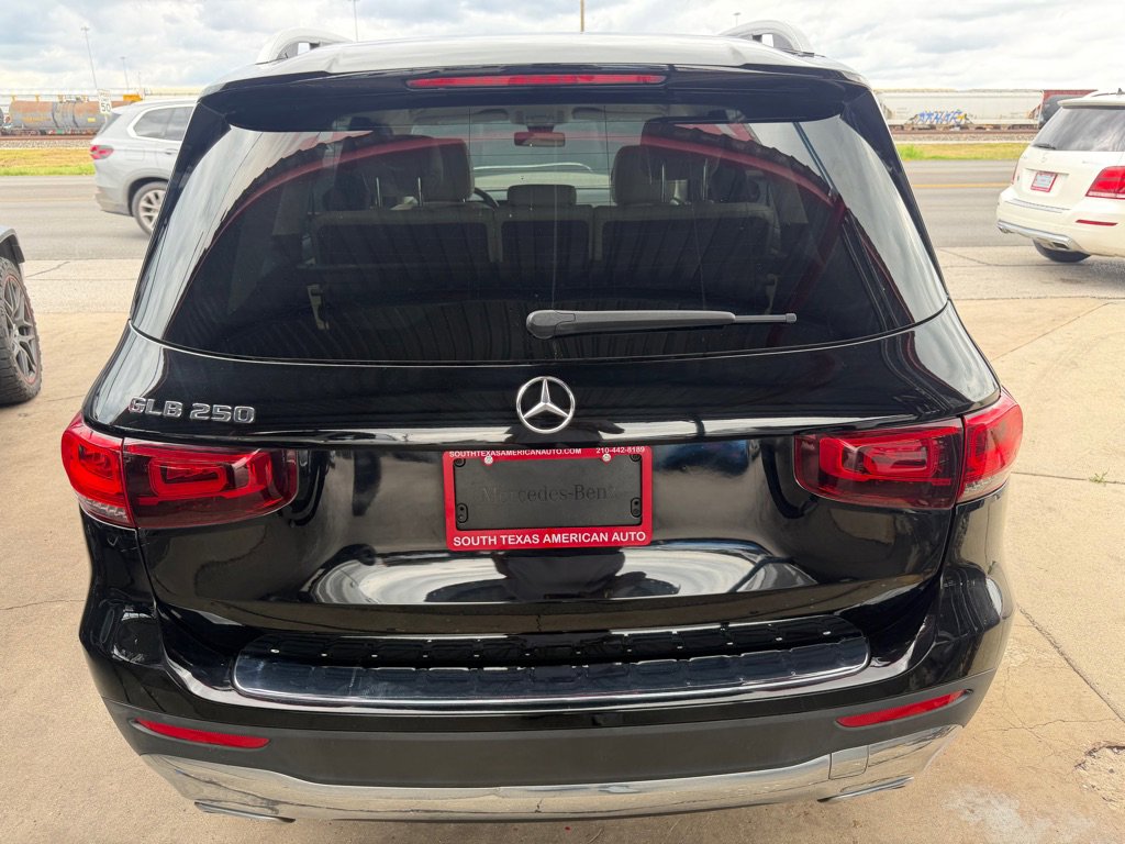 Used 2020 Mercedes-Benz GLB 250 w/ Premium Package image 31