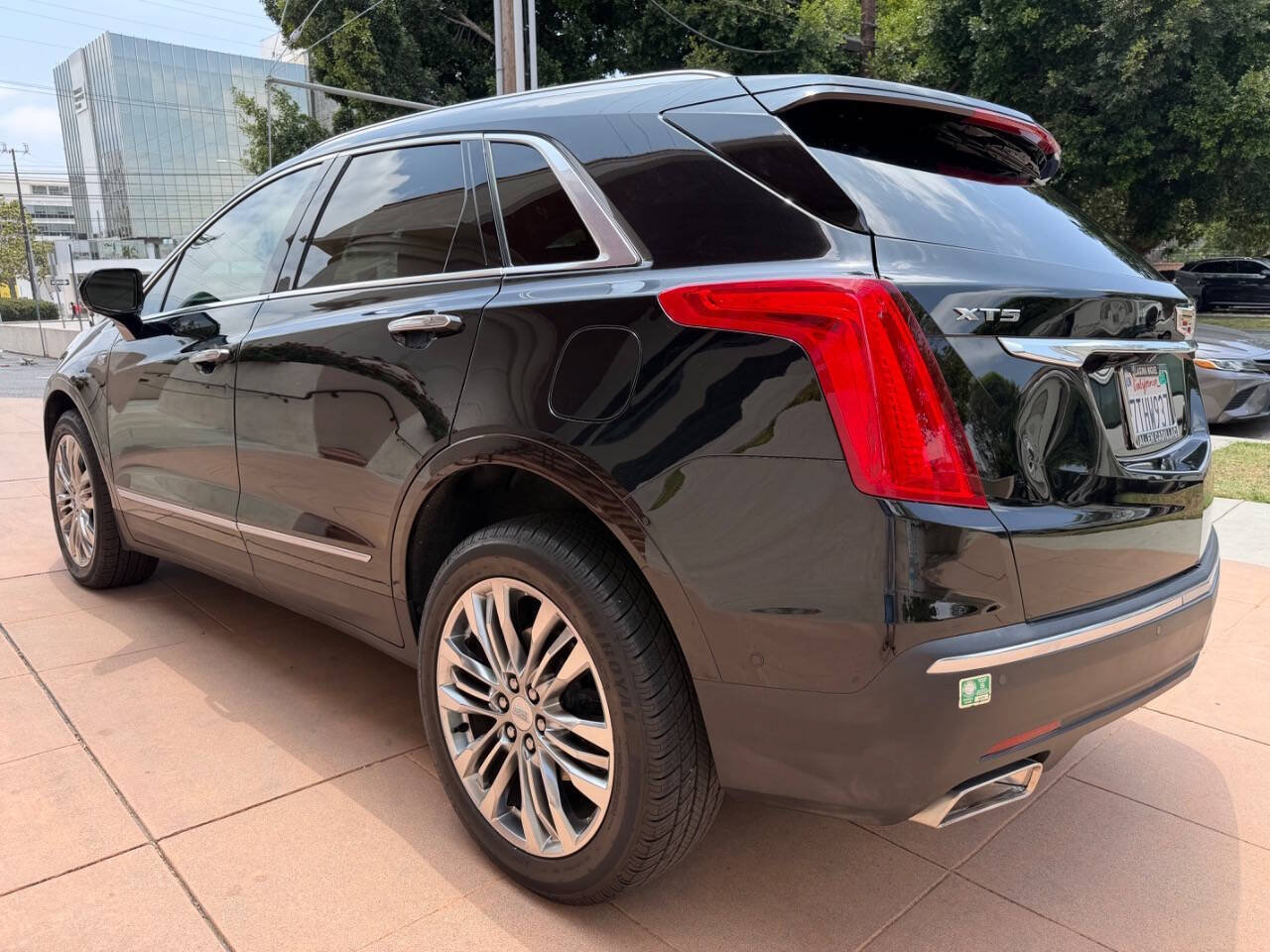 Used 2017 Cadillac XT5 Premium Luxury w/ Driver Assist Package FWD image 5