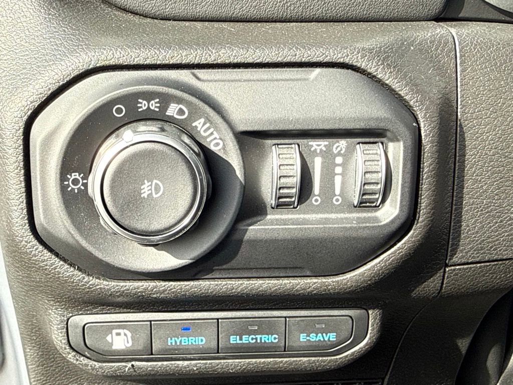 Used 2022 Jeep Wrangler Unlimited Sahara w/ Cold Weather Group image 31