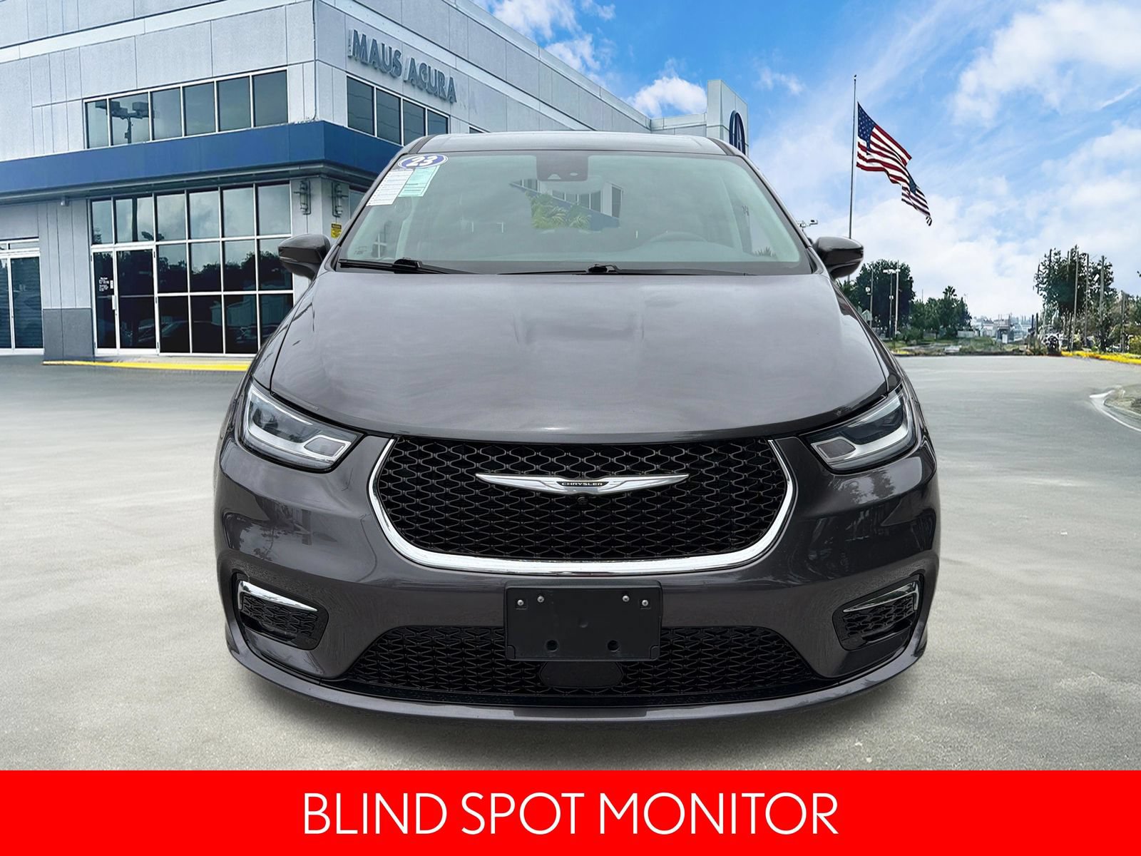 Used 2023 Chrysler Pacifica Touring-L FWD image 10