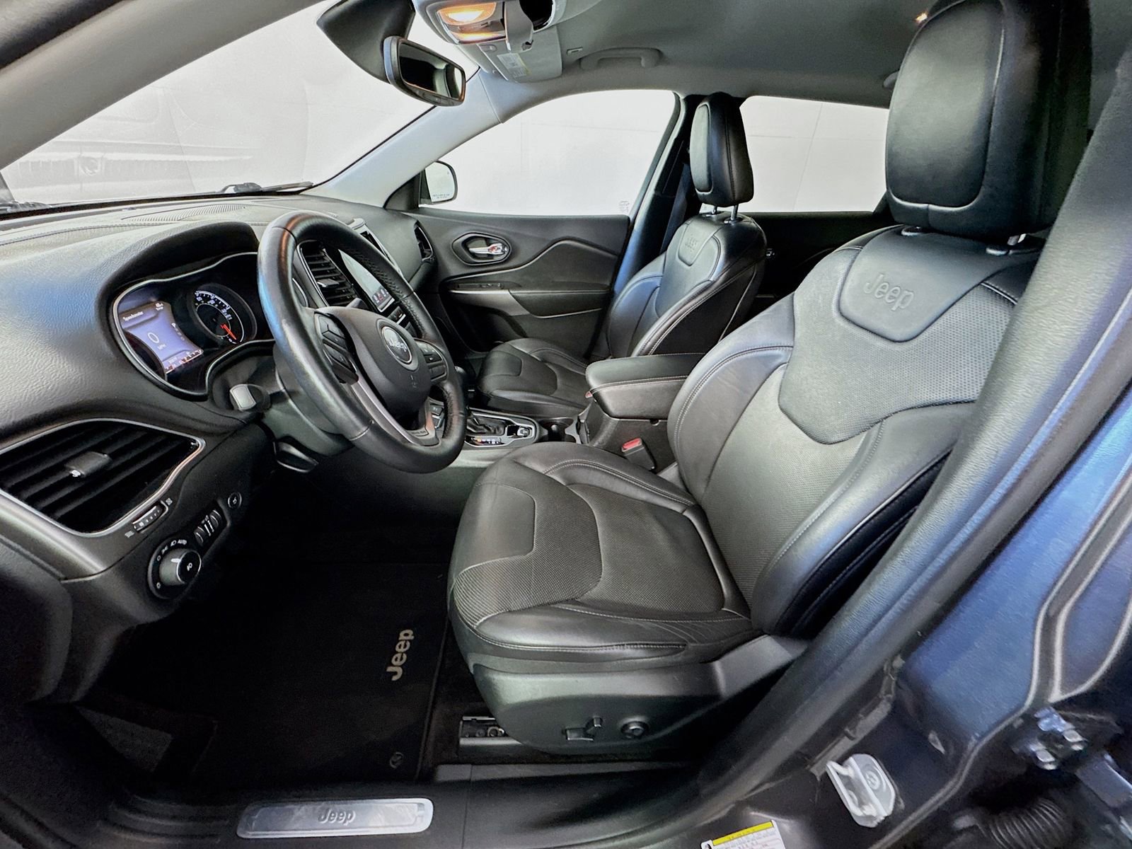 Used 2019 Jeep Cherokee Limited AWD/4WD image 16