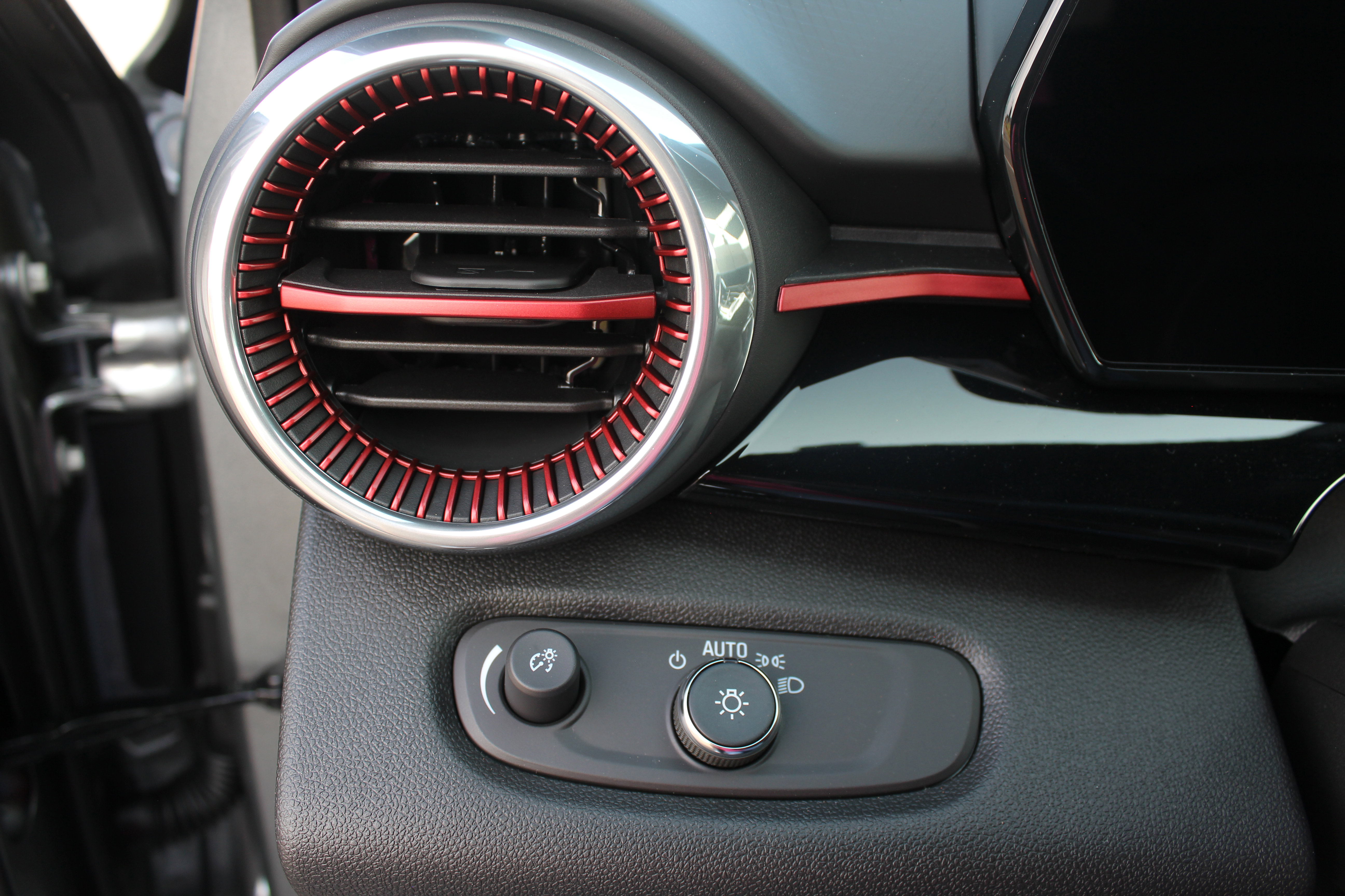 New 2025 Chevrolet Trax RS w/ Driver Confidence Package image 29