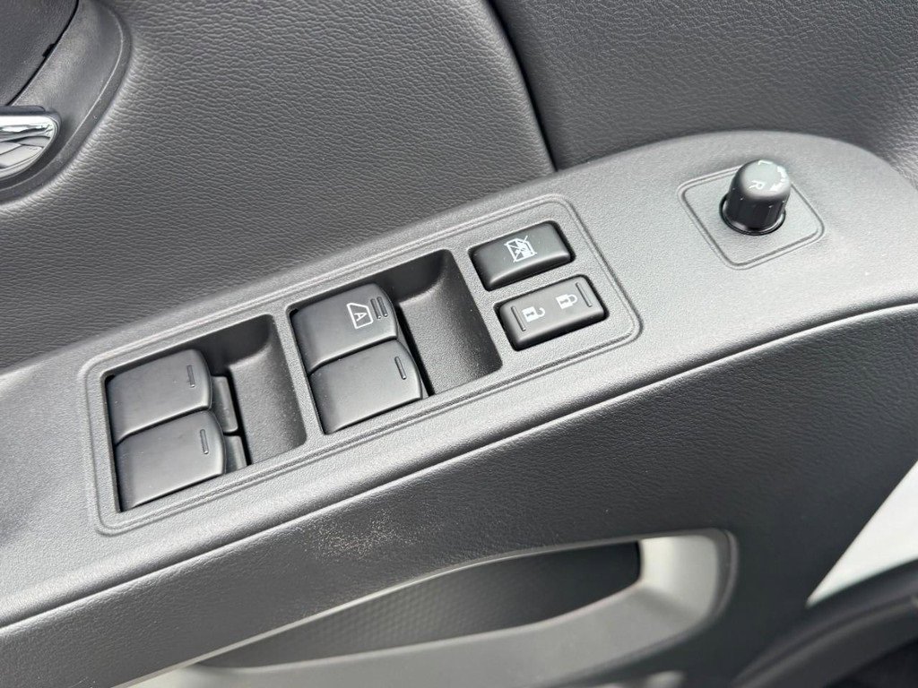 Used 2025 Nissan Frontier SV image 15