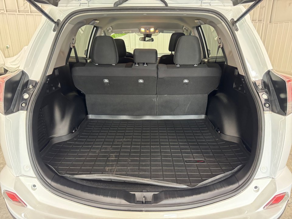 Used 2018 Toyota RAV4 LE image 19