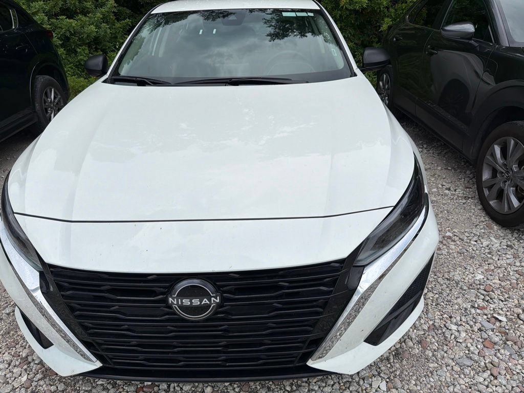 Used 2025 Nissan Altima 2.5 SV FWD image 2