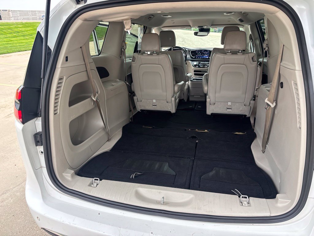 Used 2021 Chrysler Pacifica Touring-L FWD image 26