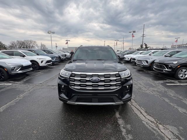 Used 2025 Ford Explorer Active w/ Active Comfort Package AWD/4WD image 2
