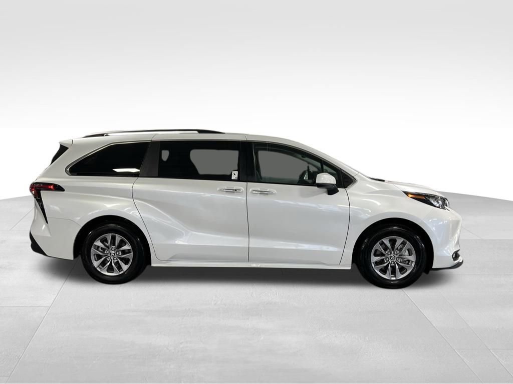 Used 2025 Toyota Sienna XLE w/ XLE Plus Package AWD/4WD image 6