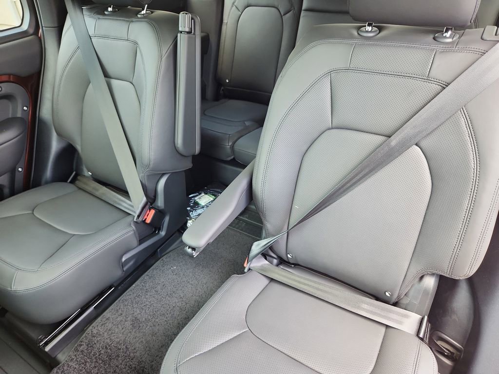 Used 2025 Land Rover Defender 130 X-Dynamic SE image 23