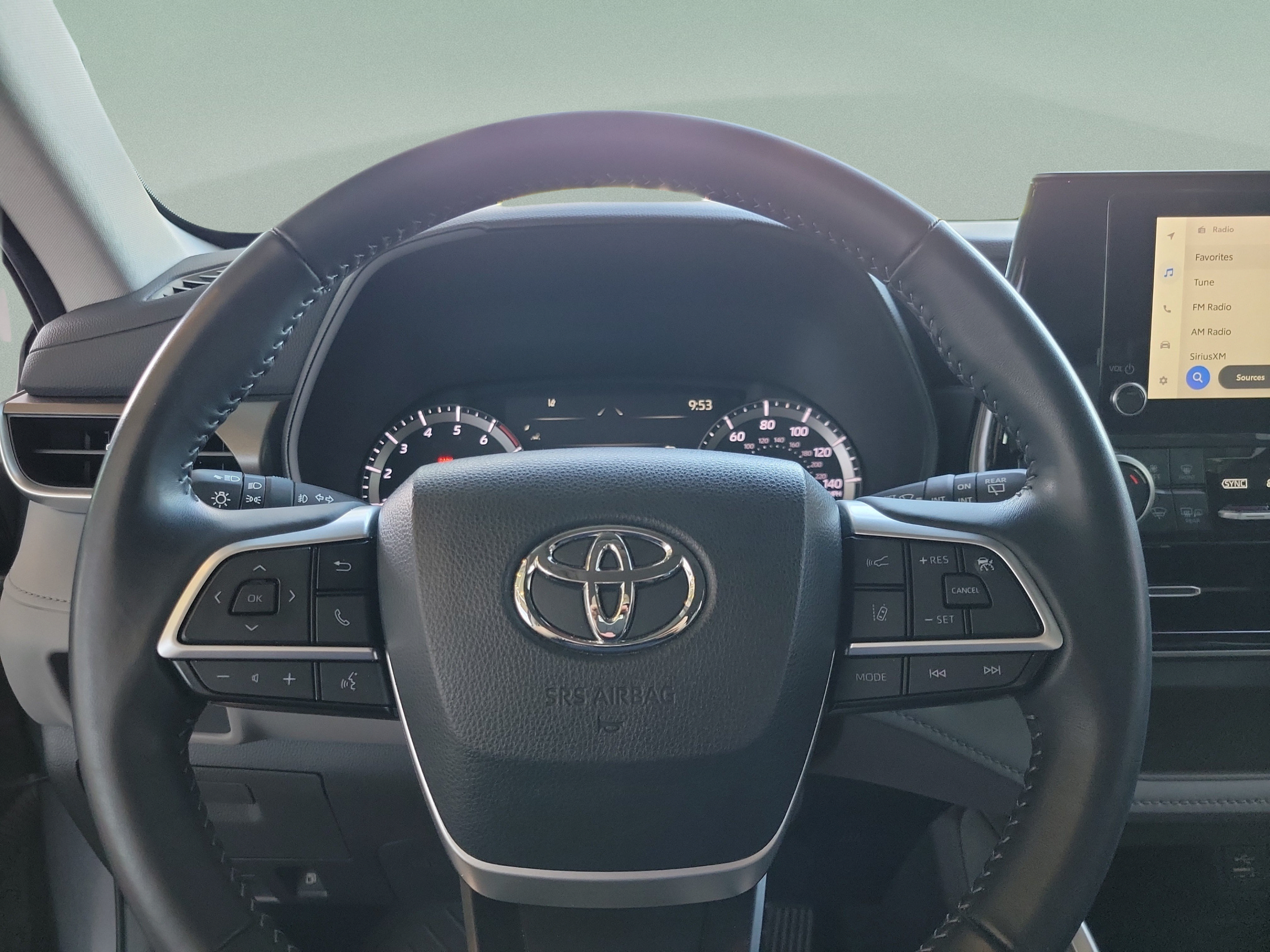 Used 2024 Toyota Highlander LE AWD/4WD image 16