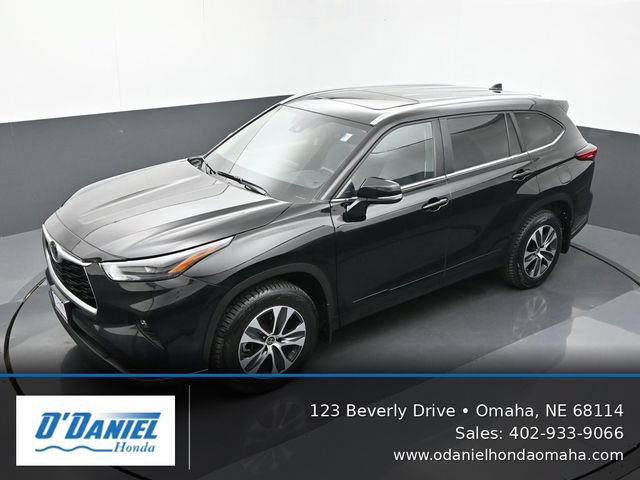 Used 2023 Toyota Highlander XLE AWD/4WD image 16