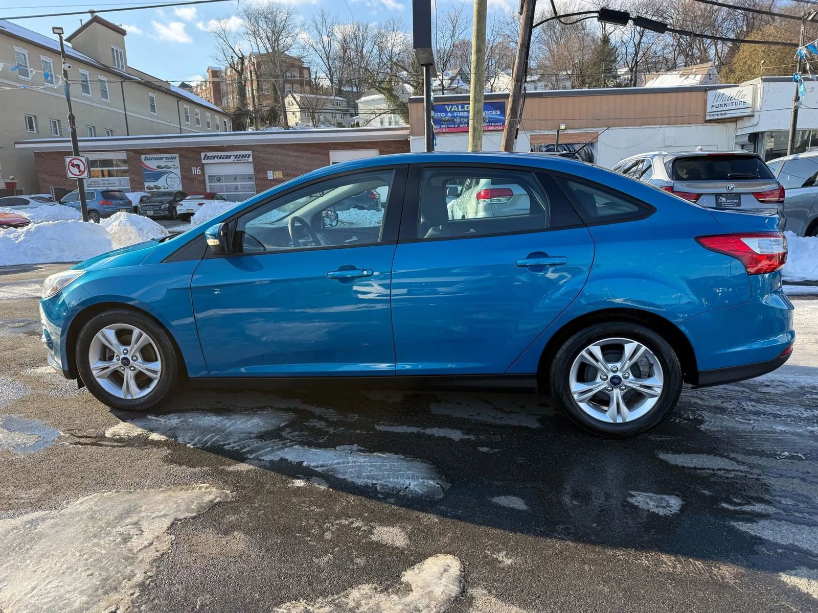 Used 2013 Ford Focus SE w/ SE Winter Pkg image 4