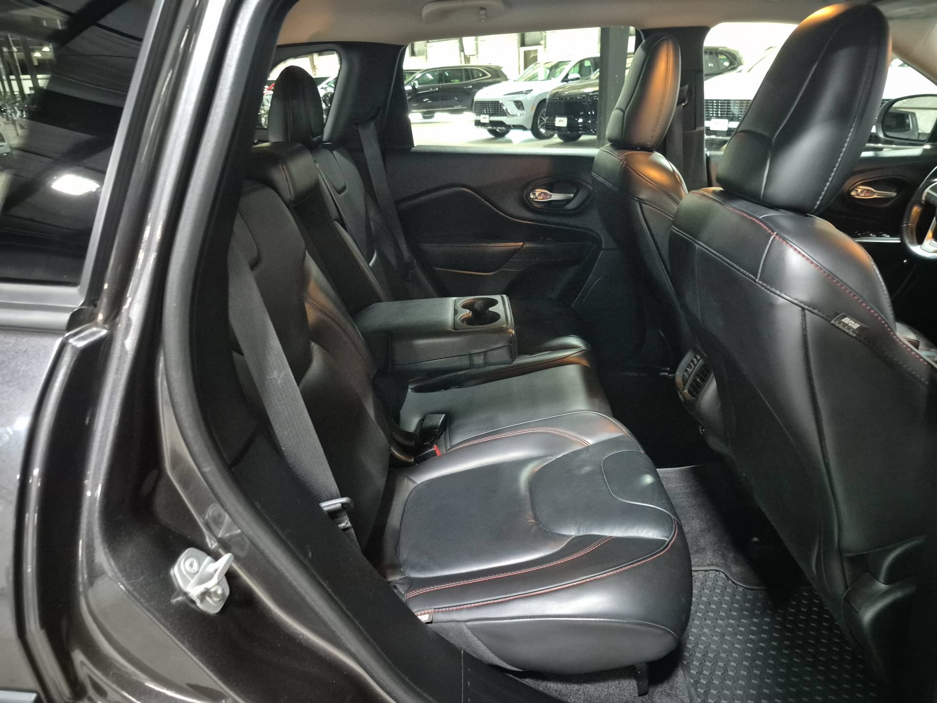 Used 2016 Jeep Cherokee Trailhawk w/ Comfort/Convenience Group AWD/4WD image 27