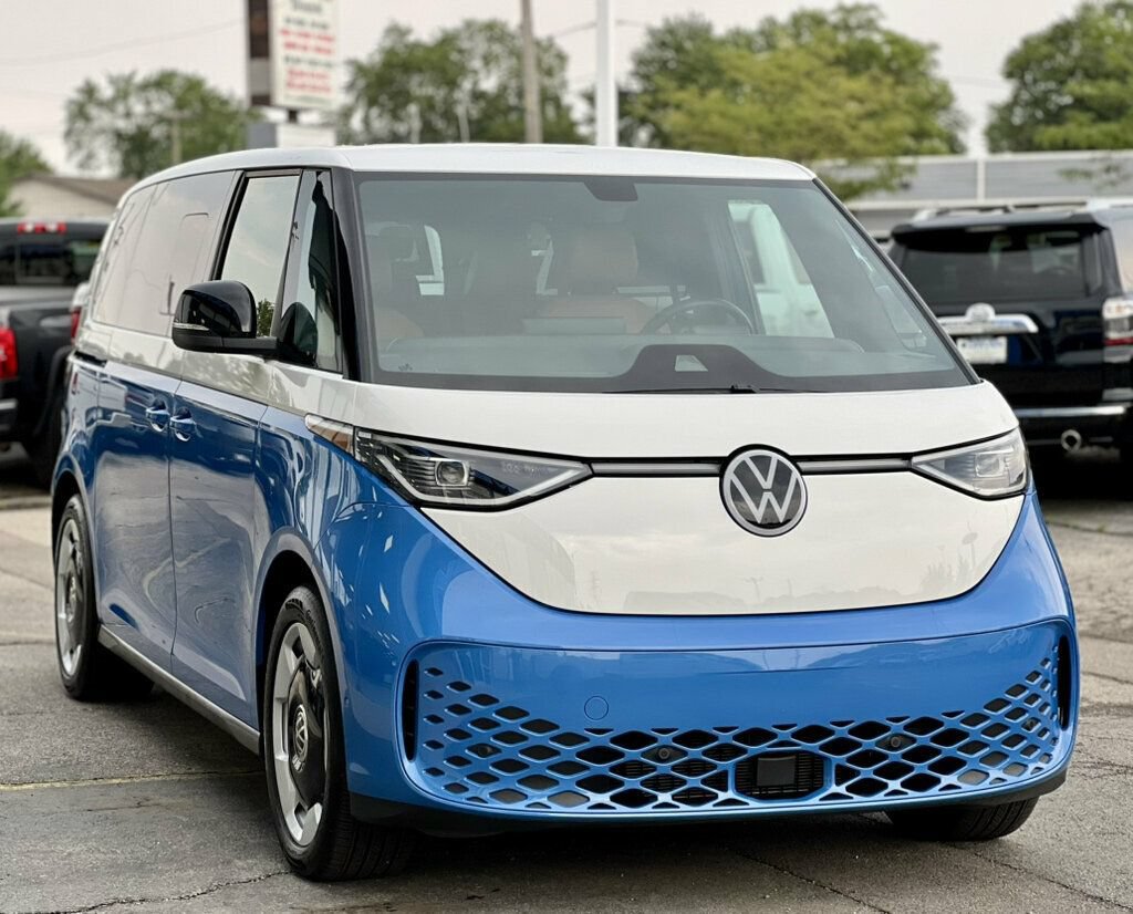 Used 2025 Volkswagen ID. Buzz Pro S RWD image 6