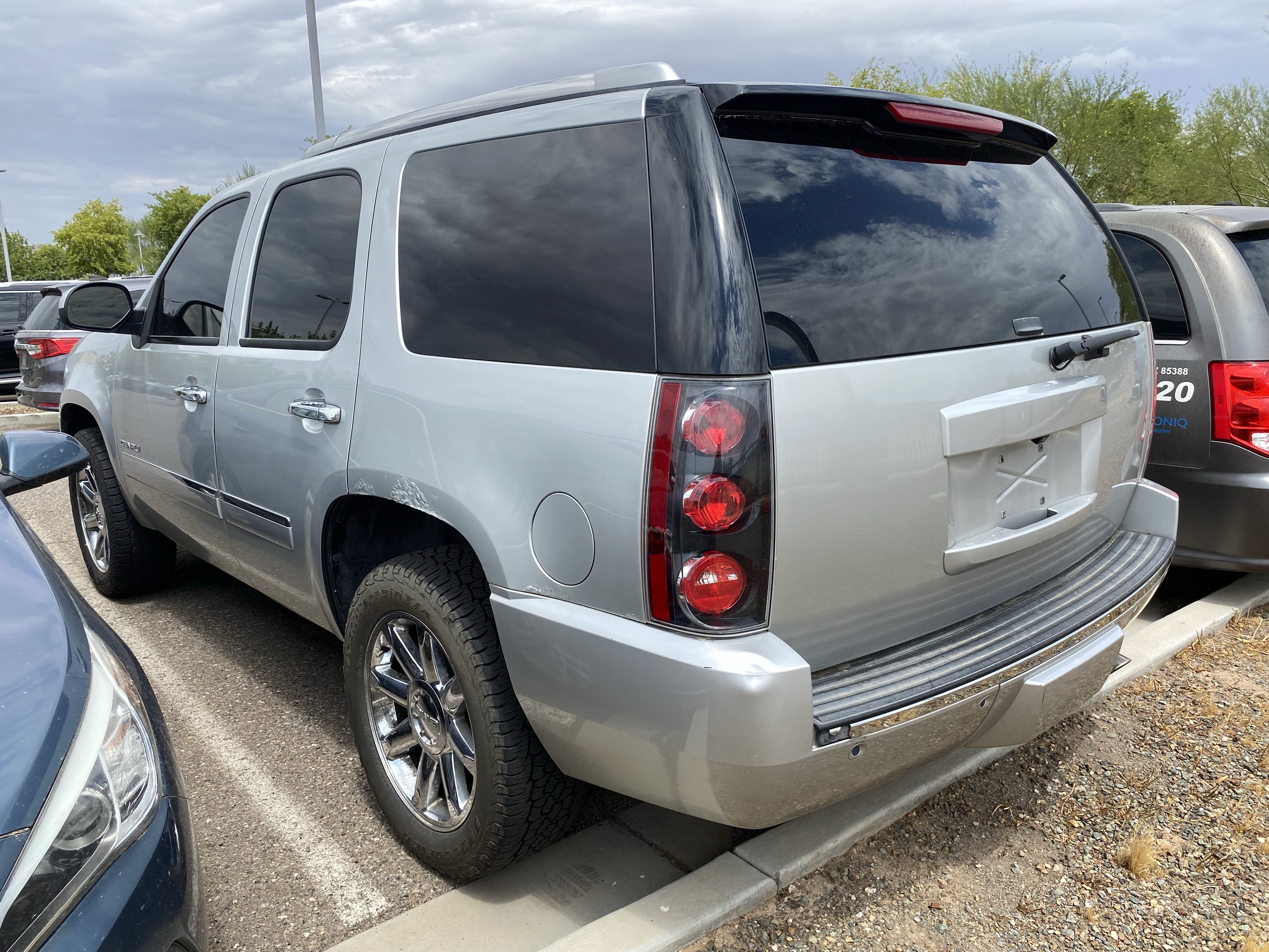 Used 2011 GMC Yukon Denali AWD/4WD image 4