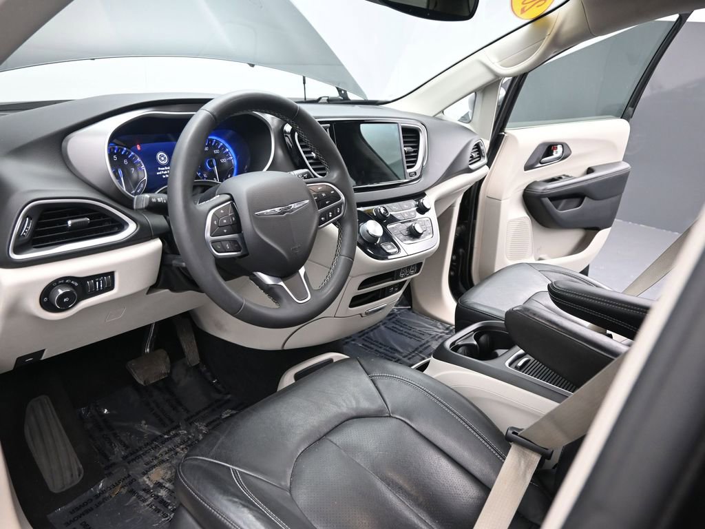 Used 2022 Chrysler Pacifica Touring-L image 16