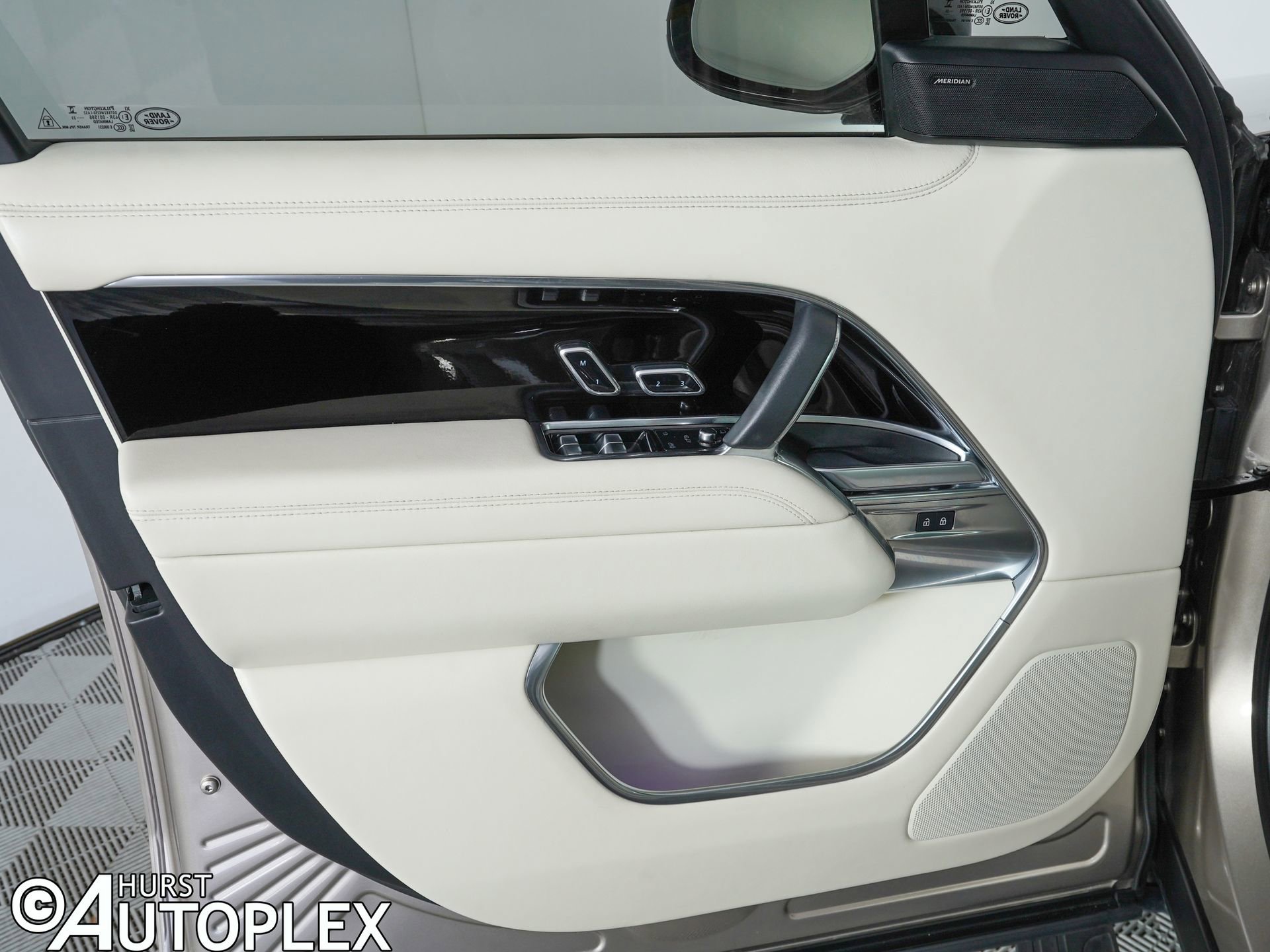 Used 2023 Land Rover Range Rover SE image 1