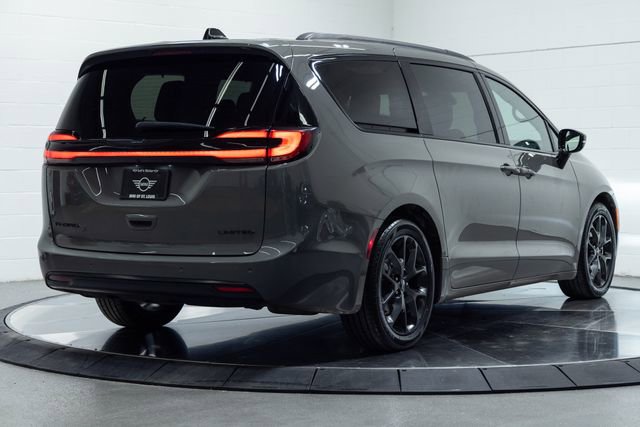 Used 2025 Chrysler Pacifica Limited image 9