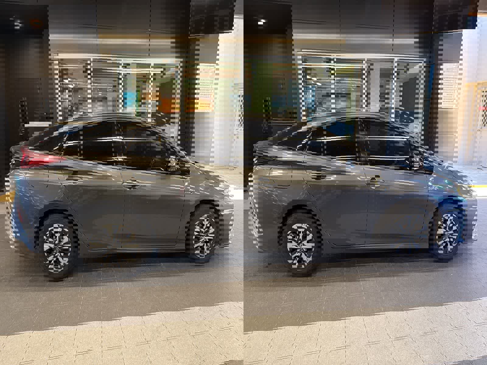 Used 2017 Toyota Prius Prime Advanced FWD image 4