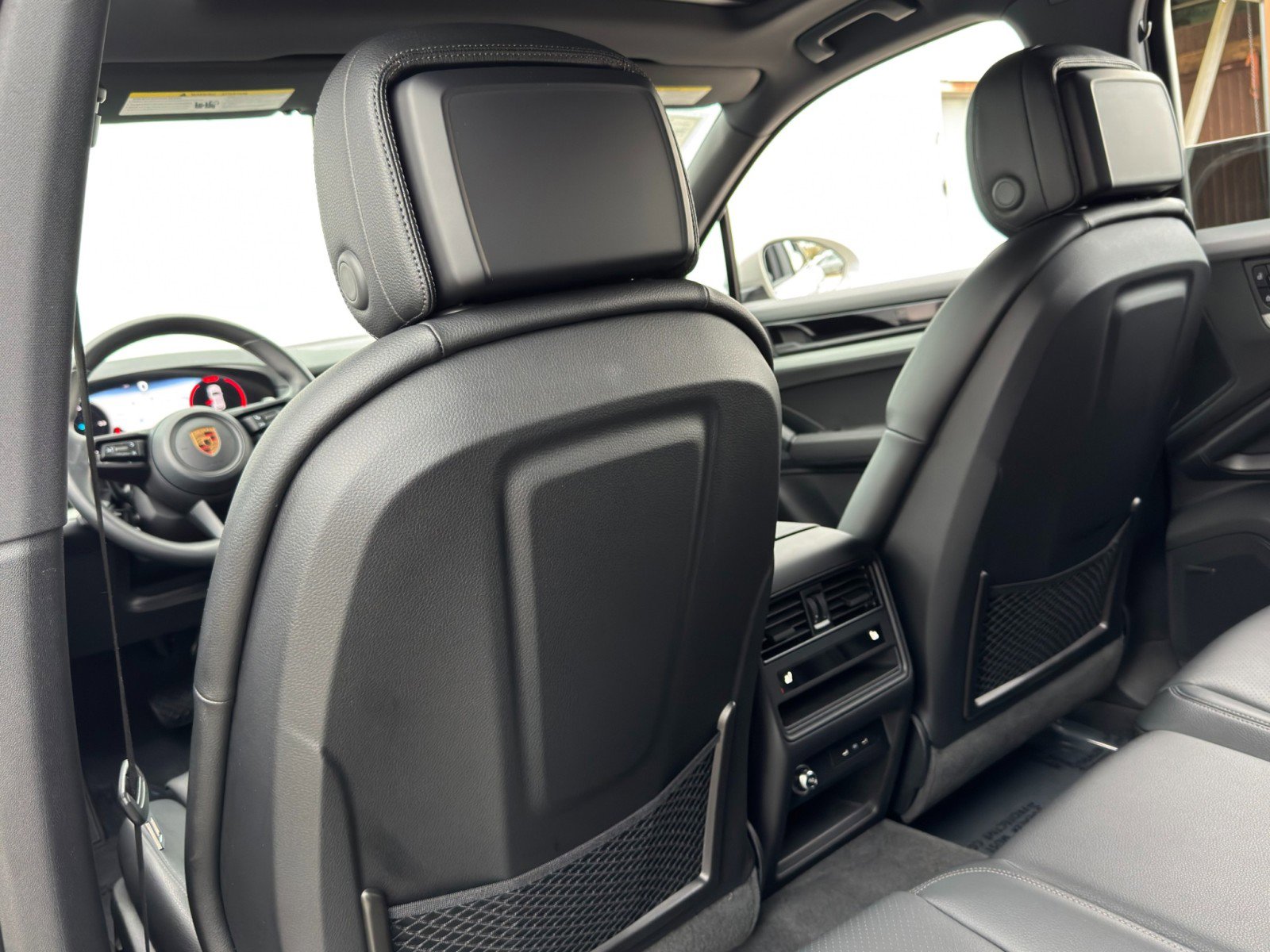 Used 2024 Porsche Cayenne w/ Premium Package image 37