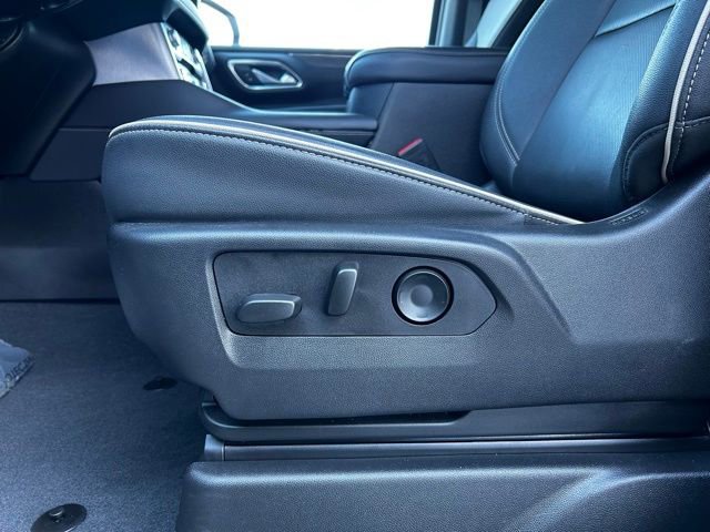 Used 2024 GMC Yukon SLT w/ SLT Luxury Package image 14
