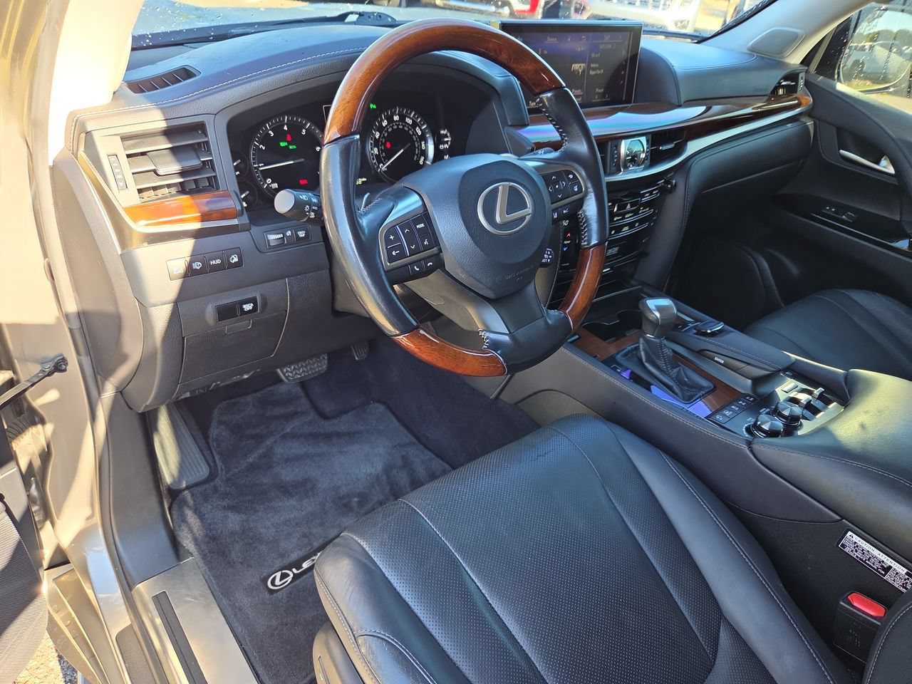 Used 2017 Lexus LX 570 4WD w/ Luxury Package image 10