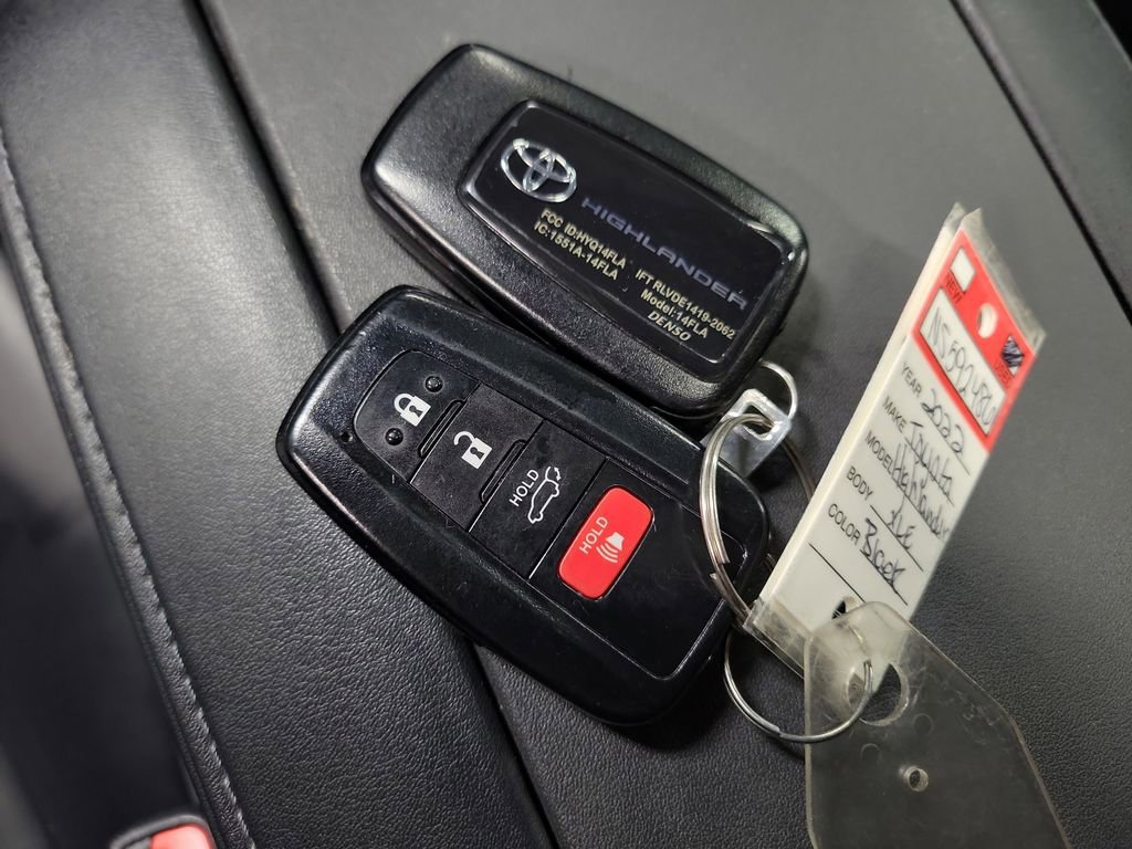 Used 2022 Toyota Highlander XLE image 17