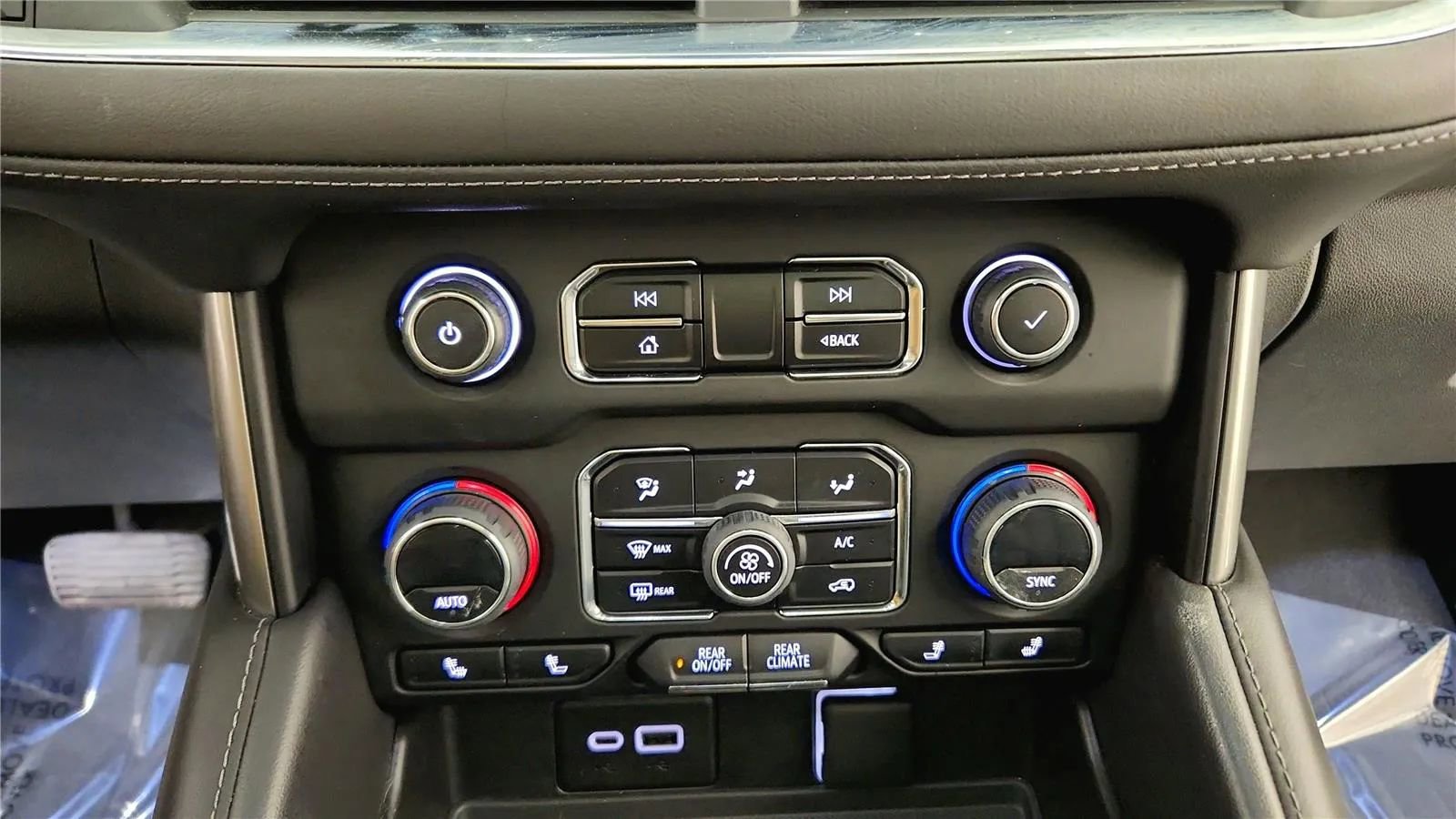 Used 2023 Chevrolet Tahoe Z71 w/ Luxury Package AWD/4WD image 30