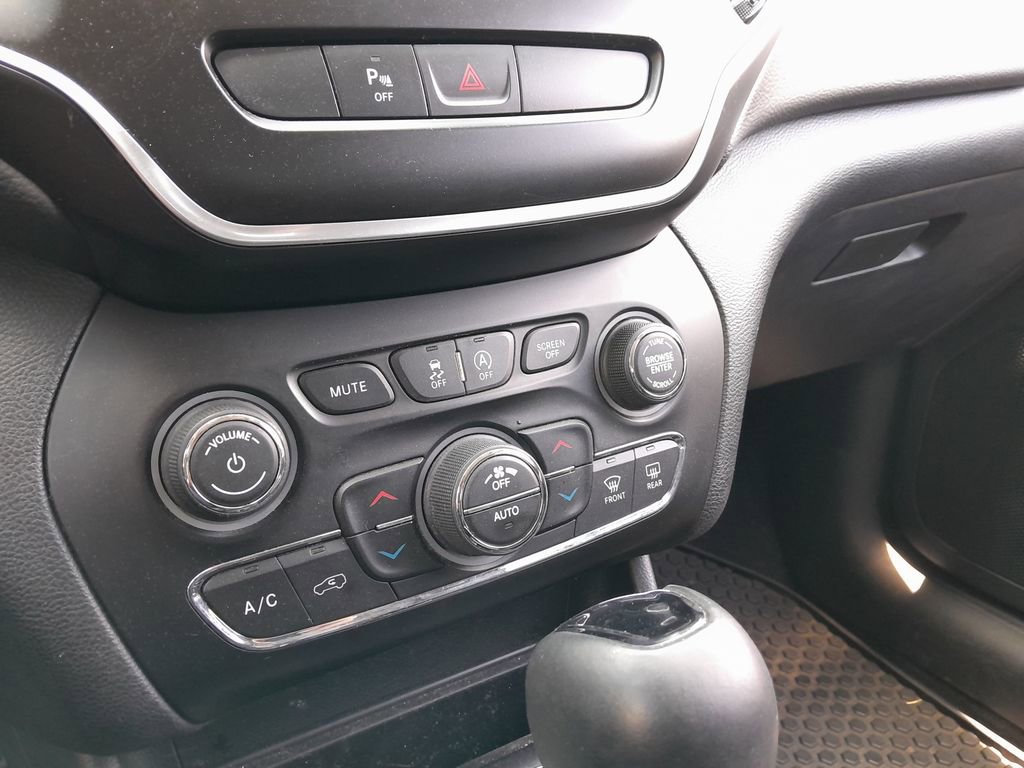 Used 2019 Jeep Cherokee Latitude Plus AWD/4WD image 26