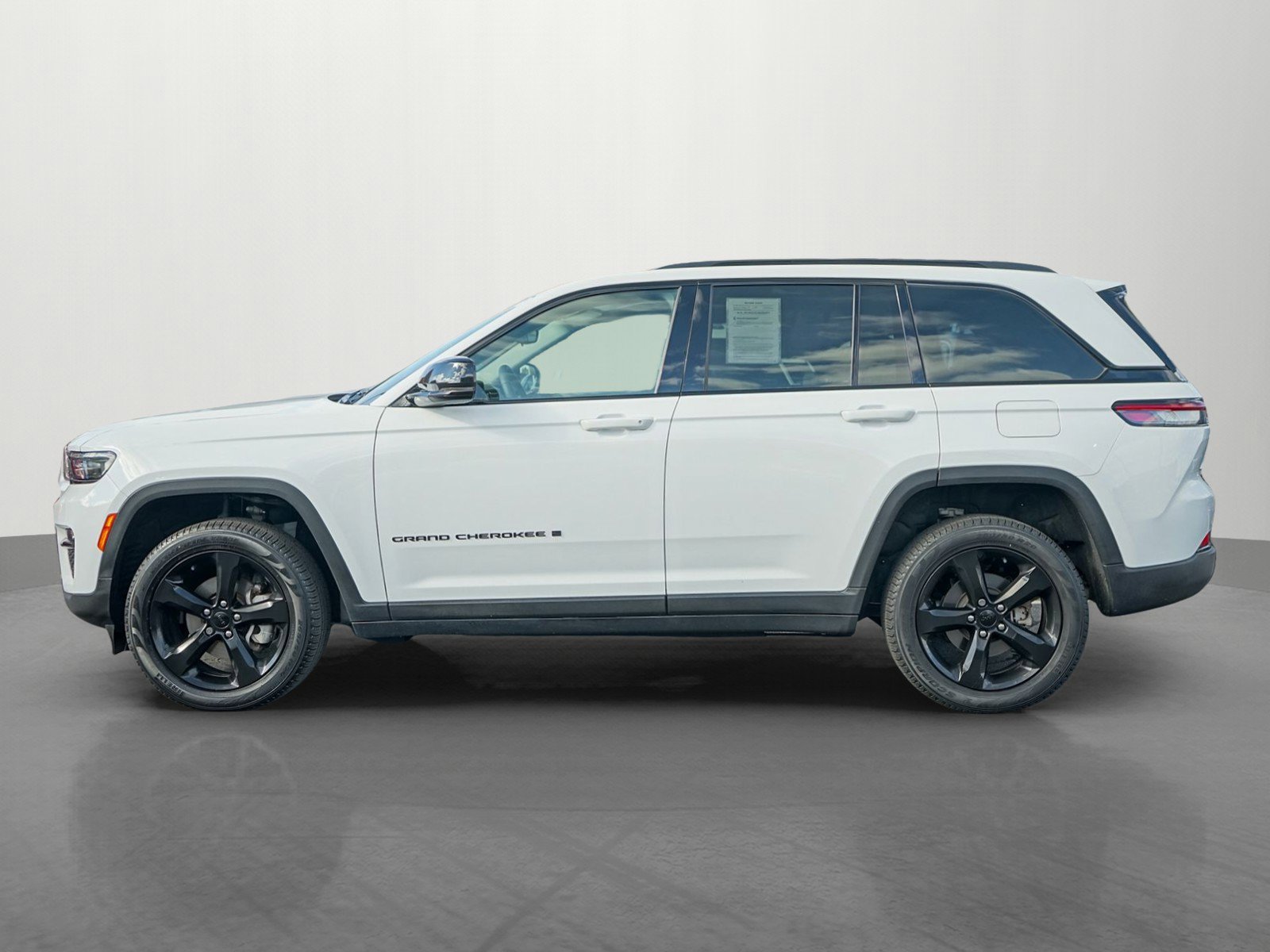 Used 2023 Jeep Grand Cherokee Limited w/ Black Appearance Package image 4