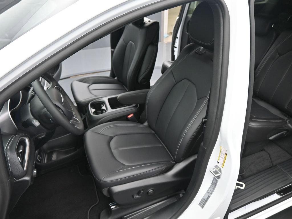 New 2026 Chrysler Pacifica Select image 11